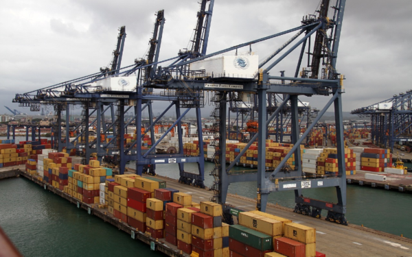 * 파나마 운하 항구에 대기중인 컨테이너들. 사진=픽사베이