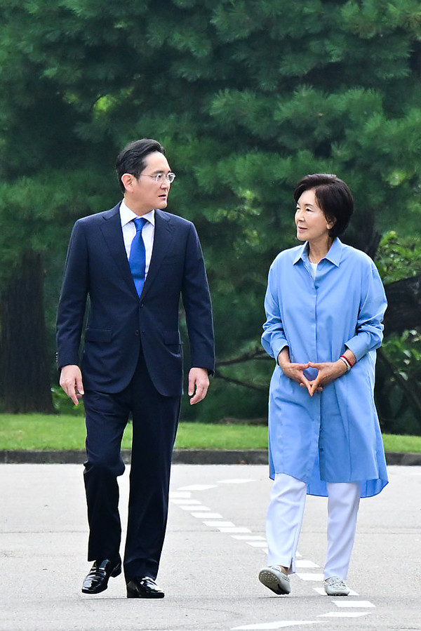 19일 삼성화재 안내견학교에서 열린 안내견 30주년 기념 행사에 참석하기 위해 이동 중인 이재용 삼성전자 회장, 홍라희 前 삼성미술관 리움 관장의 모습