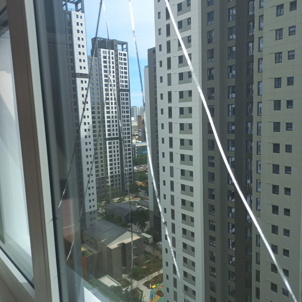 커뮤니티에 올라온 래미안원베일리 유리창 파손 사진