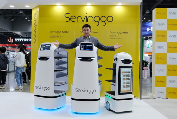 서빙고 전속 모델인 개그맨 서경석 씨가 코가로보틱스의 제품을 홍보하고 있다.