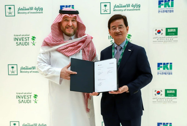 호반그룹이 사우디아라비아 알-오자이미 그룹과 업무협약을 체결했다. (사진 왼쪽부터 살렘 모하메드 알 오자이미 알-오자이미 그룹 대표, 김선규 호반그룹 회장 (사진. 호반그룹)
