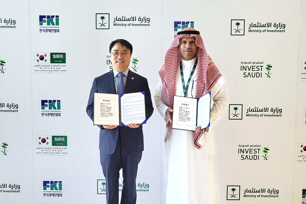 중동 경제사절단에 참여한 코오롱글로벌이 사우디 현지업체와 두건의 업무협약을 체결했다.  사진 왼쪽부터 김정일 코오롱글로벌 대표이사와 압둘라흐만 알스왈림 마스코 회장 (사진. 코오롱글로벌)