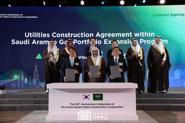 현대엔지이어링·현대건설이 사우디아라비아 국영석유회사로부터 3조 1000억원의 대규모 플랜트를 수주했다. 사진 1열 좌측부터 홍현성 현대엔지니어링 대표, 와일 알 자파리 아람코 부사장, 윤영준 현대건설 대표, 2열 좌측부터 아민 알 나세르 아람코 CEO, 마지드 알 호가일 사우디 주택부장관, 윤석열 대통령, 원희룡 국토부장관, 칼리스 알 팔리 사우디 투자부장관, 살레 알 자세르 사우디 교통부장관. (사진. 대통령실)