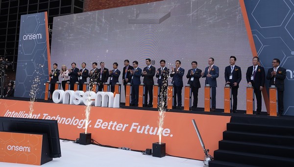 온세미 준공식에 참석한 내외빈들이 터치버튼 세리모니를 하고 있다.