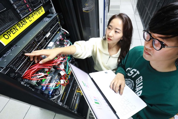 사진은 LG유플러스 직원들이 오픈랜 공용 플랫폼을 검증하고 있는 모습.
