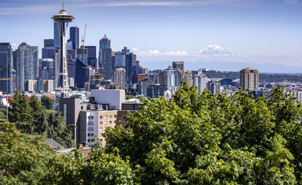 * 시애틀 전경과 구름 위에 우뚝 솟은 레이니어 산의 모습. 사진=픽사베이