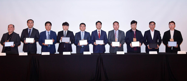  인피닉 박준형 대표이사(왼쪽에서 두번째)와 광주광역시 김광진  문화경제부시장(오른쪽에서 다섯번째)이 27일 투자협약서 체결 기념 사진촬영을 하고 있다.