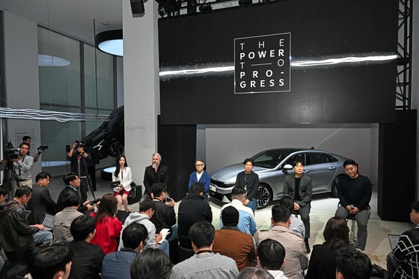 * (왼쪽 두 번째부터) 기아넥스트디자인실 요한 페이즌 상무, 기아넥스트디자인외장2팀 윤문효 팀장, MLV프로젝트3팀 전은석 팀장, 기아 국내마케팅1팀 최양석 팀장, 기아 국내상품2팀 김종혁 책임매니저가 ‘K5 포토 미디어 데이’에서 질의응답을 하고 있는 모습