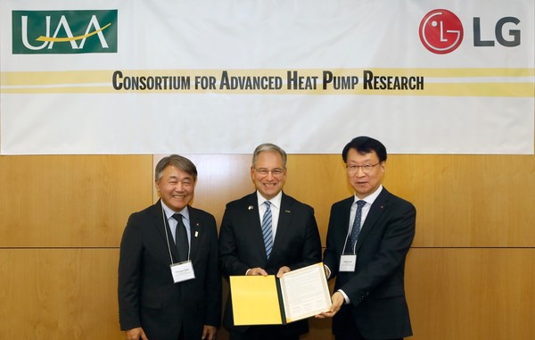 컨소시엄 발족식에서 LG전자 북미지역대표 겸 미국법인장 윤태봉 부사장, 알래스카 앵커리지 대학교 총장 숀 파넬, LG전자 H&A사업본부 에어솔루션사업부장 이재성 부사장(왼쪽부터 순서대로)이 기념 촬영을 하고 있다.