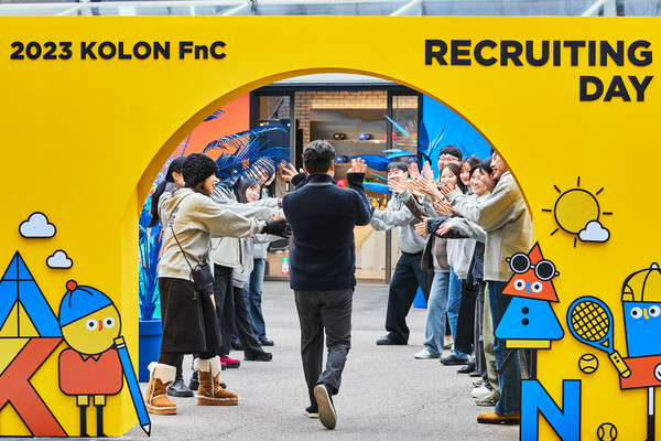 코오롱FnC 직원들이 2023 리쿠르팅 데이 입구에서 면접자를 환영하고 있다. (사진. 코오롱 FnC)