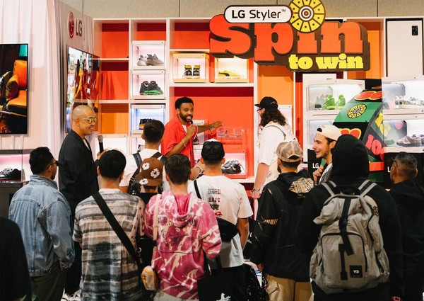 컴플렉스콘 LG전자 부스에 방문한 스트리트 패션 디자이너 제프 스테이플