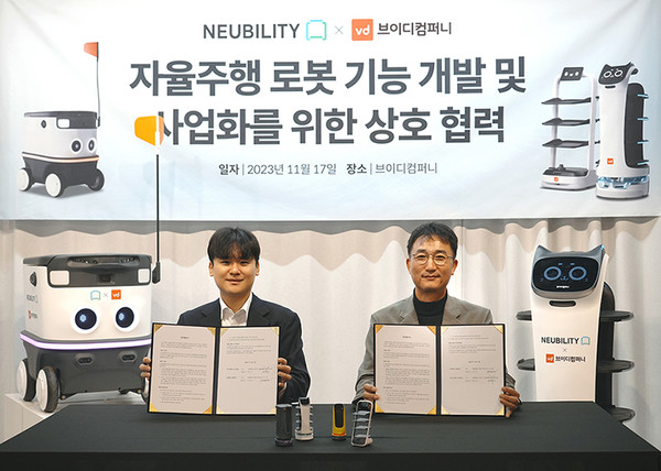  * 브이디컴퍼니와 뉴빌리티가 지난 17일 서울 금천구 브이디컴퍼니 본사에서 자율주행 로봇 사업 협력을 위한 업무협약(MOU)을 체결했다. 브이디컴퍼니 함판식 대표이사(우)와 뉴빌리티 이상민 대표가 기념촬영하고 있다.