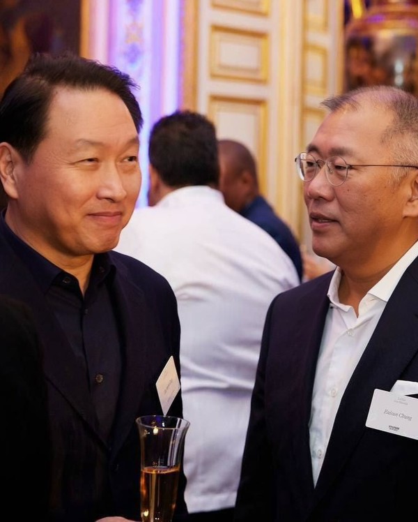 한 행사장에서 정의선 현대차그룹 회장과 만나 담소를 나누는 모습.