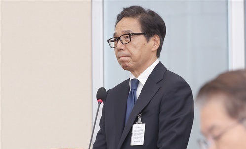 * 박영우 대유위니아그룹 회장이 지난달 26일 국회 환경노동위원회에서 열린 고용노동부 종합감사에 증인으로 출석해 의원 질의에 답변하고 있다.