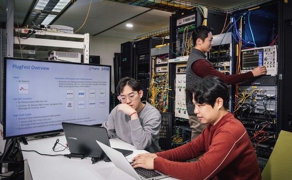 SKT 담당자들이 플러그페스트 발표를 준비하고 있는 모습