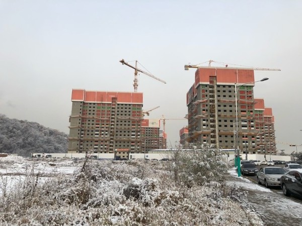 * 금융당국이 내년도 주택담보대출 한도를 줄인다고 발표하자 건설주와 증권주들이 당국의 이같은 발표를 한파로 인식하는 모양새가 연출되고 있다. 사진은 멈춰 선 아파트 공사 현장. 