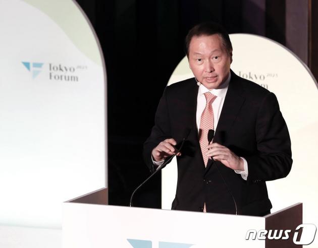 최태원 SK그룹 회장이 지난달 30일 일본 도쿄대에서 열린 '도쿄포럼 2023'에서 환영사를 하고 있다.(SK 제공)