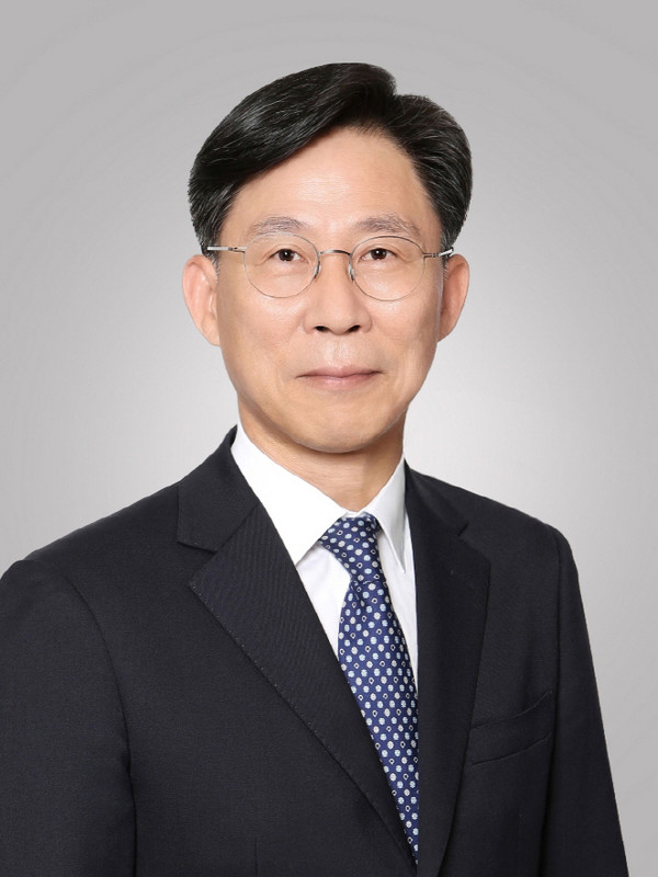  * 홍원학 삼성생명 신임 사장. 홍 대표이사는 지난 2일 신년사에서 "모든 개념과 관점의 외연을 확장해 생명보험과 손해보험, 금융과 제조, 기술과 서비스까지 서로 다른 전 영역을 '연결' 해야만 하는 시대"라고 역설했다. 