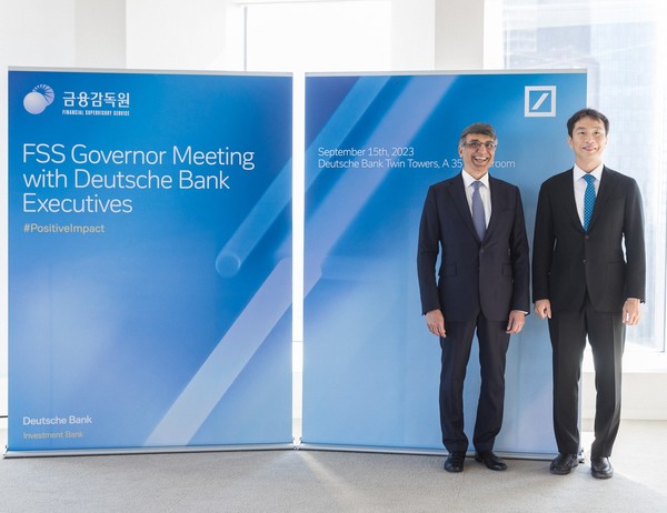 지난해 9월 독일 도이치은행 본사를 방문한 이복현 금감원장(오른쪽). 왼쪽은 람 나약 도이치은행 투자은행 부문 글로벌 공동 대표다. [출처: 금융감독원]