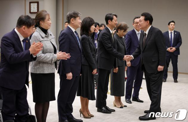 윤석열 대통령이 16일 용산 대통령실 청사에서 열린 신임 장관·국정원장·권익위원장 및 국가안보실 3차장 임명장 수여식에서 참석자들과 악수를 나누고 있다. (대통령실 제공) 2024.1.16/뉴스1 ⓒ News1 오대일 기자