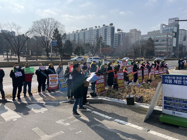 수원 금호리첸시아퍼스티지 1단지 입주예정자들이 수원시청 앞에서 삭발까지 감행하며 준공승인을 반대하는 집회를 열였다. (사진제공. 입주예정자협의회)