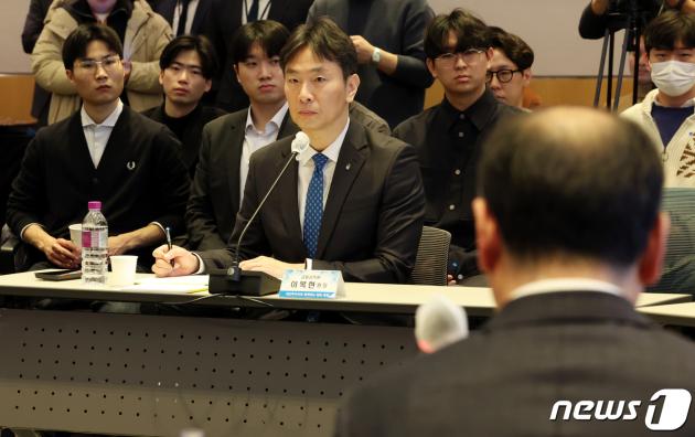 이복현 금육감독원장이 13일 오전 서울 여의도 한국경제인연합회 컨퍼런스센터에서 열린 개인투자자와 함께하는 열린토론회에서 '배터리 아저씨' 박순혁 작가의 발언을 듣고 있다. 2024.3.13/뉴스1 ⓒ News1 김명섭 기자