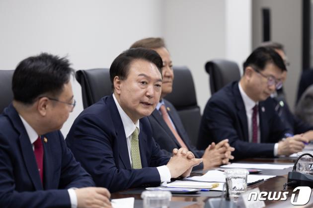 윤석열 대통령이 2일 오후 지역 2차 의료기관인 충남 공주의료원을 찾아 의료진들과 간담회를 하고 있다. (대통령실 제공) 2024.4.2/뉴스1 ⓒ News1 안은나 기자