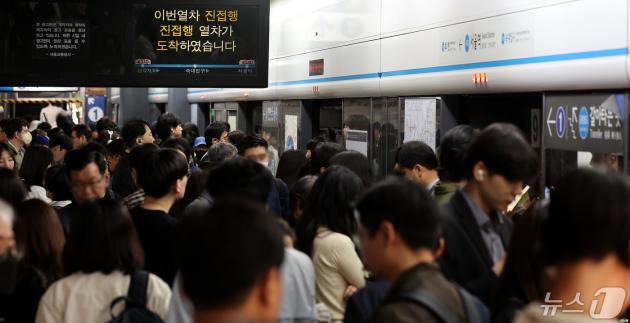 서울 지하철 4호선 서울역 승강장이 출근하는 시민들로 붐비고 있다.(사진은 기사 내용과 무관함) 2024.4.30/뉴스1 ⓒ News1 박지혜 기자