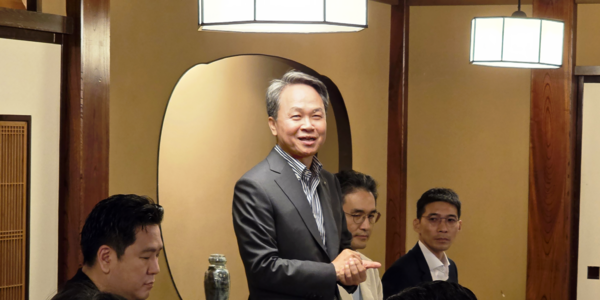 진옥동 신한금융그룹 회장(왼쪽 2번째)이 지난 27일 일본 도쿄에서 열린 애널리스트 만찬 행사를 찾아, 애널리스트 20여 명에게 감사 인사를 전했다. [출처: 신한금융그룹]