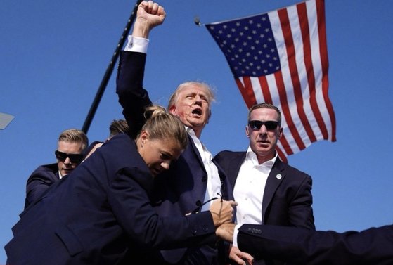 도널드 트럼프 전 미 대통령이 13일 총격을 당한 후 지지자들을 향해 주먹을 쥐어 보이고 있다. 사진 X 캡처 