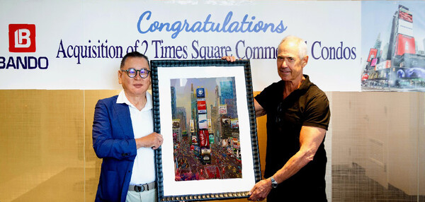 ​권홍사 반도건설 회장이 제프 카츠(Jeff Katz)셔우드 에쿼티스  회장과 타임스퀘어 리테일몰 매매계약을 체결한 후 기념촬영을 하고 있다. (사진제공. 반도건설)