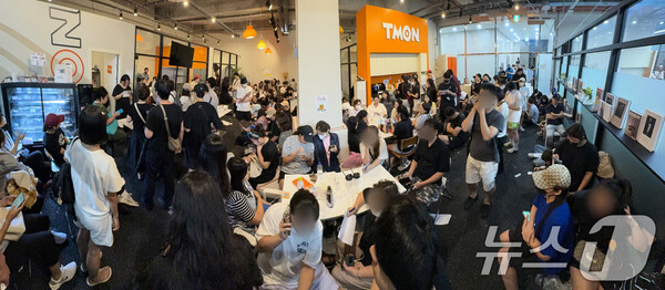 26일  오전 서울 강남구 티몬 신사옥에서 '판매 대금 미정산 사태'로 피해를 입은 소비자들이 환불 현장 접수를 위해 기다리고 있다. 사진 뉴스1