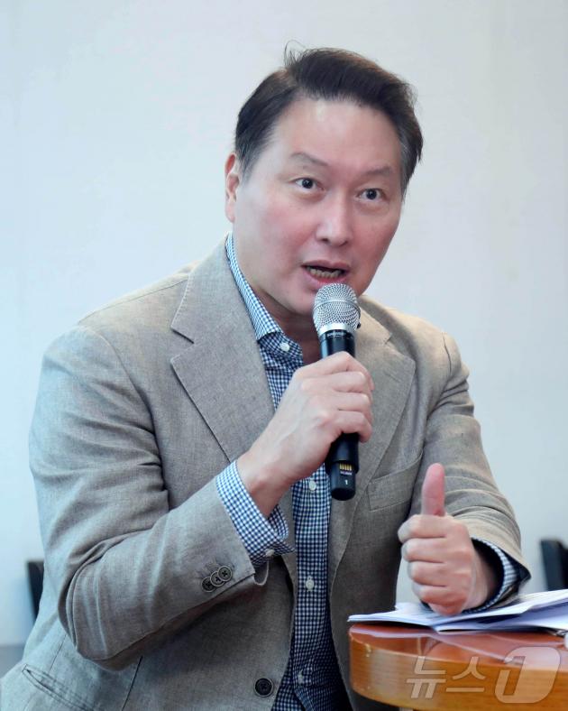 최태원 대한상공회의소 회장 겸 SK그룹 회장이 지난 19일 제주 서귀포의 한 식당에서 열린 '대한상의 제주포럼' 기자간담회에서 질문에 답변하고 있다.(대한상의 제공) 2024.7.19/뉴스1