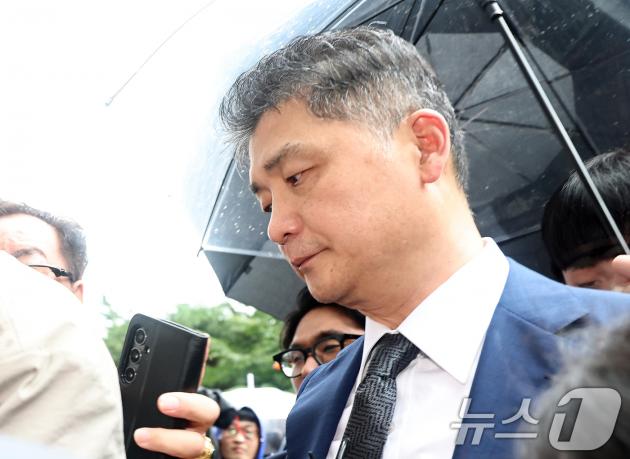 SM엔터테인먼트 시세조종 의혹을 받는 김범수 카카오 경영쇄신위원장이 22일 오후 서울 양천구 서울남부지방법원에서 구속 전 피의자심문(영장실질심사)을 받기 위해 출석하고 있다. 김 위원장은 지난해 2월 SM엔터 경영권 인수 당시 경쟁자 하이브의 공개 매수를 방해할 목적으로 하이브의 공개매수가(12만 원)보다 높게 설정·고정해 시세를 조종했다는 혐의를 받는다. 2024.7.22/뉴스1 ⓒ News1 구윤성 기자