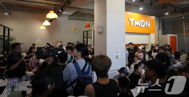 25일 오후 서울 강남구 티몬 신사옥에서 정산·환불 지연 사태로 피해를 입은 시민들이 사태 해결을 요구하며 점거하고 있다. 2024.7.25/뉴스1 ⓒ News1 이승배 기자