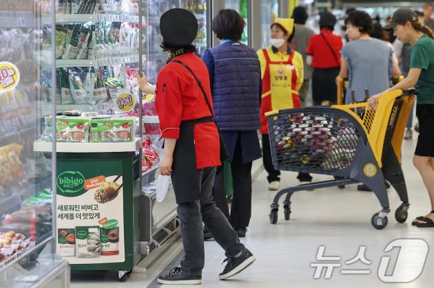 내년도 최저임금이 올해(9860원)보다 1.7% 오른 시간당 1만 30원으로 결정되면서 사상 첫 최저임금 1만원 시대를 열었다. 최저임금위원회(최임위)는 11일 오후 3시부터 12일 오전 2시 38분까지 12시간에 달하는 마라톤협상을 벌인 끝에 내년도 최저임금으로 시급 1만 30원을 의결했다. 12일 서울의 한 대형마트 시식 코너에서 파견업체 직원들이 근무하고 있다. 2024.7.12/뉴스1 ⓒ News1 민경석 기자