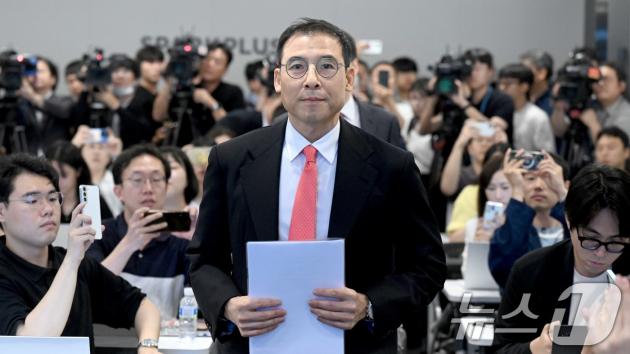 효성가(家) 차남 조현문 전 효성 부사장이 지난달 5일 오전 서울 강남구 스파크플러스 코엑스점에서 열린 아버지 고(故) 조석래 효성그룹 명예회장의 유산 상속 관련 기자간담회에 참석하기 위해 회견장으로 들어서고 있다. 이날 조 전 부사장은 상속 재산 전액을 사회에 환원하겠다고 밝혔다. (공동취재) 2024.7.5/뉴스1 ⓒ News1 이승배 기자