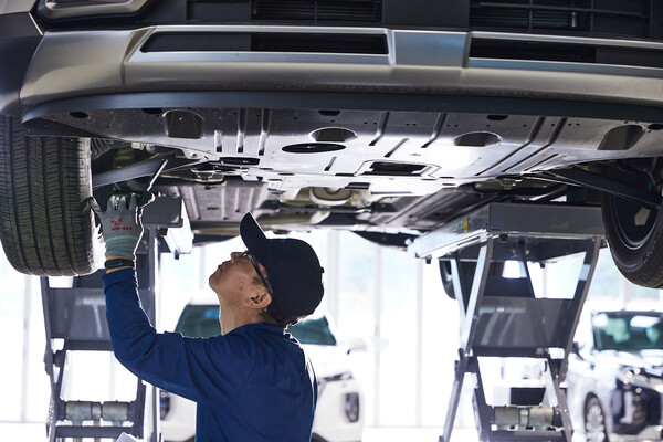 현대차 인증중고차 상품화 전담인력이 품질점검을 진행하고 있는 모습