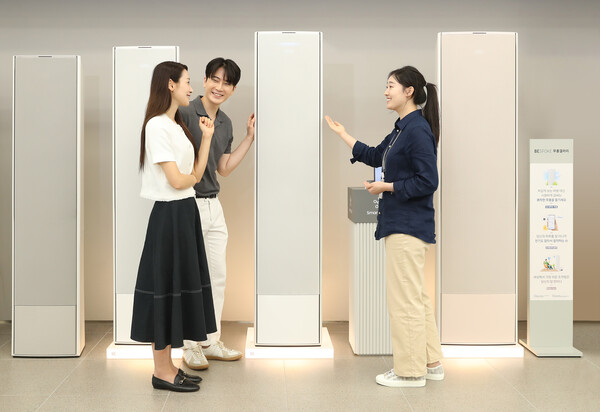 삼성스토어 서초에서 매니저가 소비자에게 비스포크 무풍갤러리를 안내하고 있다.