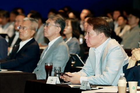 최태원 SK그룹 회장이 19일 개막한 '2024 이천포럼'에서 강연을 경청하고 있다.