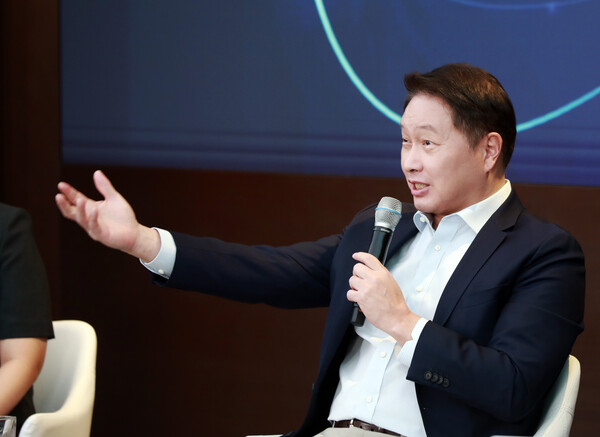 최태원 SK그룹 회장이 지난 21일 열린 '이천포럼 2024' 폐막 세션에서 마무리 발언을 하고 있다. 사진 SK그룹