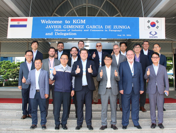 KATECH 주관하는 산업통상협력개발지원사업(공적개발원조)을 위해 방한한 파라과이의 하비에르 히메네스 산업부 장관(사진 왼쪽에서 세번째)과 후스또 사까리아스 이타이푸발전소 사장(사진 오른쪽에서 두번째) 등 일행이 지난 20일 KGM 본사(경기 평택)를 방문하여 국내 친환경 자동차산업의 발전 경험과 파라과이 자동차산업 정책역량 강화 방안에 대해 공유하고, 양국간의 신뢰 증대 및 협력 강화 방안에 대해 논의하는 자리를 갖고 기념촬영 하고 있다.