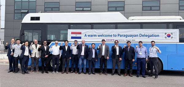 KATECH 주관하는 산업통상협력개발지원사업(공적개발원조)을 위해 방한한 파라과이의 하비에르 히메네스 산업부 장관(오른쪽에서 다섯 번째)과 후스또 사까리아스 이타이푸발전소 사장(오른쪽에서 일곱 번째) 등 일행이 지난 21일 KGMC 군산공장을 방문하여 친환경 전기버스 앞에서 기념촬영 하고 있다.