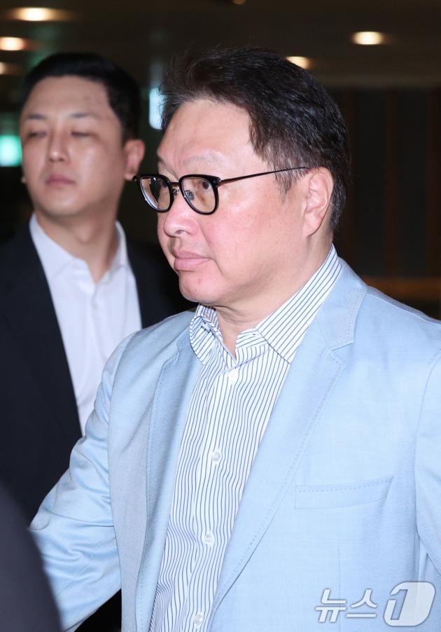 최태원 SK그룹 회장이 19일 서울 광진구 워커힐호텔에서 열린 SK 이천포럼에 참석하고 있다. SK그룹은 이번 포럼에서 인공지능(AI) 중심의 미래 혁신 방안을 논의할 예정이다. 2024.8.19/뉴스1 ⓒ News1 신웅수 기자