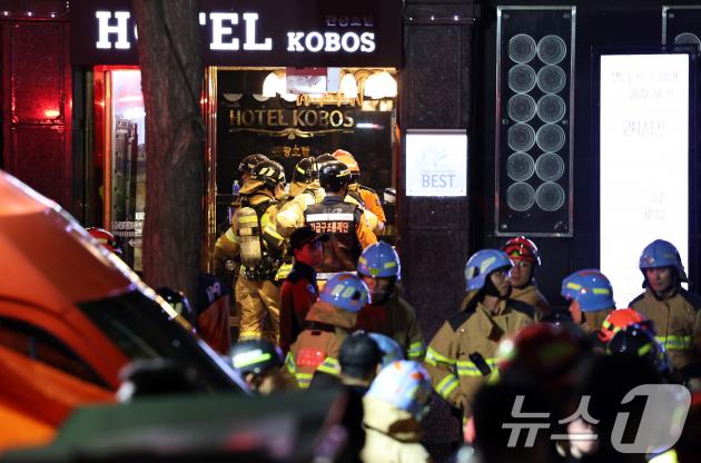 22일 오후 7시39분 경기도 부천시 원미구의 한 숙박업소에서 대형 화재가 발생해 소방대원들이 수색작업을 위해 현장으로 향하고 있다. 이번 화재로 오후 11시 기준 7명이 사망하고 11명이 부상하는 인명피해가 발생했다. 2024.8.22/뉴스1 ⓒ News1 구윤성 기자