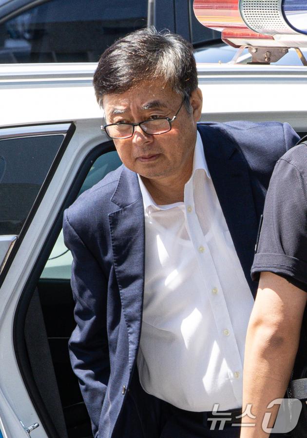 사망자 23명이 발생한 '화성 아리셀 공장 화재'와 관련해 박순관 아리셀 대표가 28일 구속 전 피의자 심문(영장실질심사)을 마친 후 대기 장소인 경기도 수원시 영통구 수원남부경찰서 유치장으로 들어서고 있다. 2024.8.28/뉴스1 ⓒ News1 이재명 기자