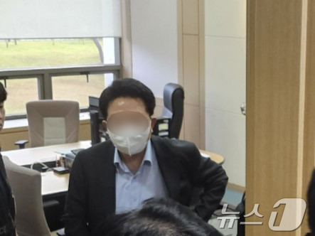 28일 오후 노동자 1명을 숨지게 하고 3명을 다치게 한 혐의(중대재해처벌법 위반)를 받는 영풍 석포제련소 대표 A씨가 구속 전 피의자 심문(영장실질심사)를 하기 위해 법정으로 이동하고 있다.2024.8.28/뉴스1 ⓒ News1 신성훈 기자