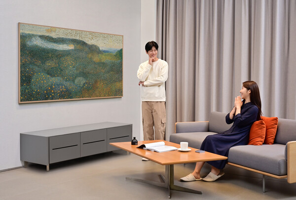 삼성전자 모델이 새롭게 출시한 '더 프레임' 전용 '아트 스토어'의 연간 멤버십으로 작품을 감상하고 있다.