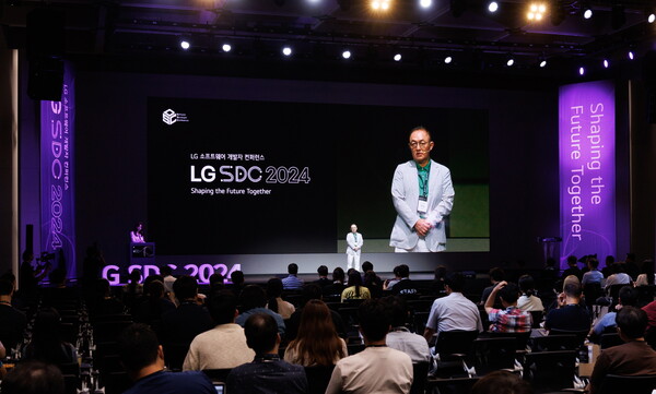 LG전자 CTO부문 박인성 SW센터장이 9일 서울 강서구 LG사이언스파크에서 열린 'LG 소프트웨어 개발자 콘퍼런스 2024(LG SDC 2024)'에서 환영사를 하고 있다. 