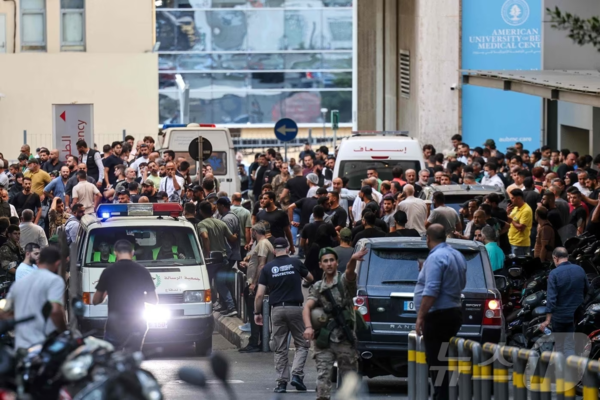17일 레바논의 여러 헤즈볼라 거점 지역에서 폭발이 발생한 후 구급차가 베이루트 아메리칸 대학교 의료 센터 입구에 사람들로 둘러싸여 있다. 헤즈볼라 조직원들의 호출 장치가 동시다발적으로 폭발하면서 수백 명이 부상을 입었는데, 이 무장 단체와 가까운 소식통은 이를 "이스라엘의 통신 침입"이라고 말했다. ⓒ AFP=뉴스1